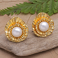 Pendientes de botón de perlas cultivadas bañadas en oro, 'Pearly Lotus' - Pendientes de botón bañados en oro de 22 k con perlas cultivadas