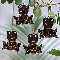 Holzornamente „Merry Frogs“ (4er-Set) – 4er-Set handgefertigter Froschornamente aus Mahagoniholz ​​aus Bali