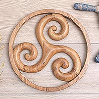 Holzreliefplatte, „Baumwelten“ – Suar-Holzreliefplatte mit handgeschnitztem Triskelion-Symbol