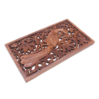 Reliefplatte aus Holz - Handgeschnitzte Blattreliefplatte aus Suar-Holz mit Pfau
