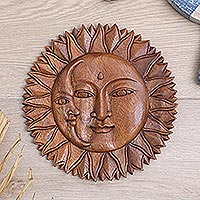 Holzreliefplatte, „Göttliches Universum“ – handgeschnitzte Suar-Holzreliefplatte mit Sonnen- und Monddesign