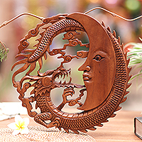 Holzrelieftafel, „Drachenritter“ – Drachen- und Mondrelieftafel aus Holz, handgeschnitzt auf Bali