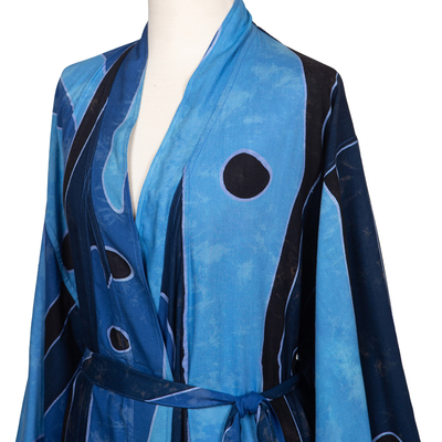Robe aus Rayon-Batik – Rayon-Batik-Robe mit blauem abstraktem Muster, hergestellt in Bali