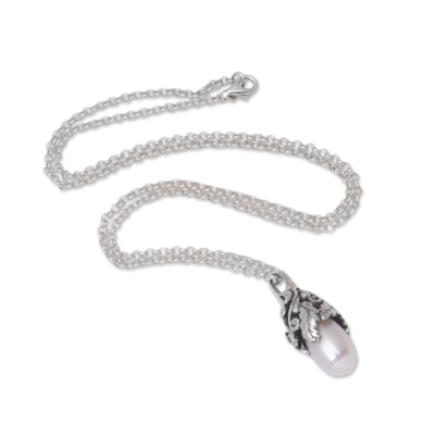 Collar con colgante de perlas cultivadas, 'Leafy Hug' - Collar con colgante de perlas cultivadas en plata de ley de Bali