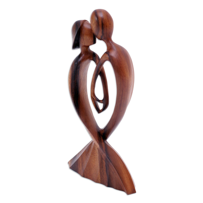 estatuilla de madera - Estatuilla de madera de amantes abstractos tallada a mano en Indonesia