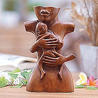 Holzskulptur „Mütterliche Zuneigung“ – braune Skulptur aus Suar-Holz mit handgeschnitzter, zärtlicher Szene