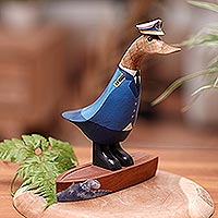 Holzskulptur „Captain Duck“ – Entenskulptur aus Bambus und Teakholz im Kapitänsanzug