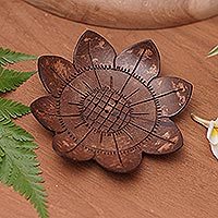 Jabonera de cáscara de coco, 'South by Sunflower' - Jabonera de cáscara de coco floral tallada artesanalmente de Bali