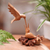 Holzskulptur - Geschnitzte Vogelskulptur aus Jempinis-Holz mit natürlichem Sockel