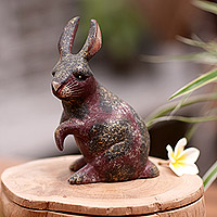 Figura de madera, 'Curious Bunny' - Figura de madera de conejo tallada y pintada a mano en Indonesia