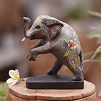 Figura de madera, 'Elefante de circo' - Figura de madera de elefante tallada a mano y pintada a mano de Indonesia