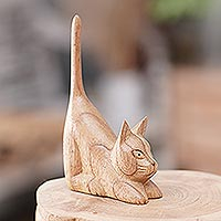 Escultura de madera, 'Stretching Kitten' - Escultura balinesa de madera Jempinis tallada a mano de gato marrón