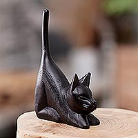 Holzskulptur „Stretching Black Kitten“ – balinesische handgeschnitzte Jempinis-Holzskulptur einer schwarzen Katze