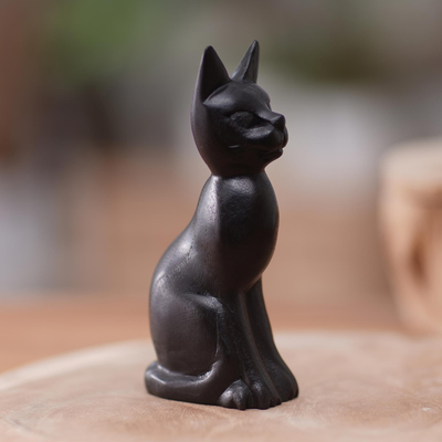 Holzskulptur, 'Listige schwarze Katze' - Schwarze Katze Skulptur Handgeschnitzt aus Jempinis Holz in Bali