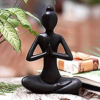 Holzskulptur „The Calm“ – handgeschnitzte Suar-Holz-Yoga-Skulptur in dunklem Ton