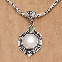 Collar con colgante de perlas cultivadas y peridotos - Collar con colgante de perlas cultivadas con piedra de peridoto facetada