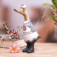 Figur aus Bambuswurzel und Teakholz, „Krankenschwester-Entlein in Weiß“ – handgefertigte Krankenschwester-Entenfigur aus Bambuswurzel und Teakholz