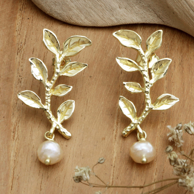 Ohrhänger aus vergoldeten Zuchtperlen - 18 Karat vergoldete Ohrhänger mit Olivenblättern und Perlen