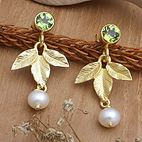 Pendientes colgantes de peridoto y perlas cultivadas bañados en oro, 'Forest Illumination' - Pendientes colgantes chapados en oro de 18k con perlas y gemas de peridoto