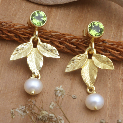 Pendientes colgantes de peridoto y perlas cultivadas bañadas en oro - Aretes Colgantes Chapados en Oro de 18k con Perlas y Gemas de Peridoto
