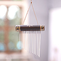 Campanas de viento de bambú, 'En sintonía con los tiempos' - Campanas de viento de bambú y aluminio con motivos de sol hechas a mano en negro