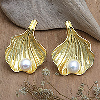 Pendientes colgantes de perlas cultivadas bañadas en oro, 'Marine Treasure' - Pendientes colgantes de conchas marinas bañados en oro de 18 k con perlas cultivadas