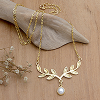 Collar colgante de perlas cultivadas bañadas en oro, 'Pearly Victory' - Collar colgante bañado en oro de 18k con hojas de olivo y perla