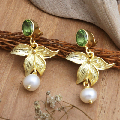 Pendientes colgantes de peridoto y perlas cultivadas bañadas en oro - Aretes colgantes florales chapados en oro de 18 k con piedras preciosas