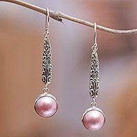 Ohrhänger aus Zuchtperlen, „Unschuld und Freundschaft“ – Balinesische Ohrhänger aus Sterlingsilber mit rosa Perlen