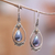 Pendientes colgantes de perlas cultivadas con detalles en oro - Aretes colgantes con detalles en oro de 18 ky perlas azules