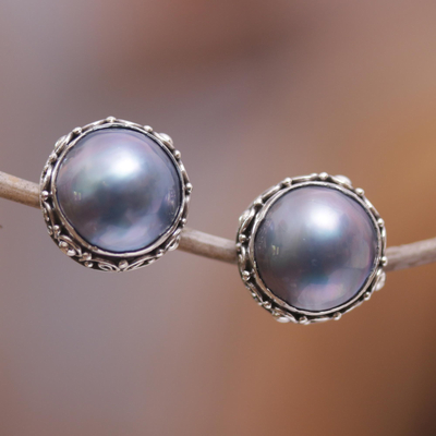 Knopfohrringe aus Zuchtperlen - Balinesische Knopfohrringe aus Sterlingsilber mit blauen Perlen