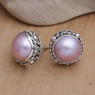 Knopfohrringe aus Zuchtperlen - Balinesische Knopfohrringe aus Sterlingsilber mit rosa Perlen