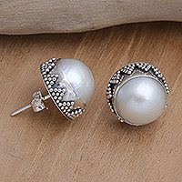 Knopfohrringe aus Zuchtperlen, „Grey Pearl Treasure“ – Geometrische Knopfohrringe aus Sterlingsilber mit grauen Perlen