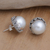 Knopfohrringe aus Zuchtperlen - Geometrische Knopfohrringe aus Sterlingsilber mit grauen Perlen