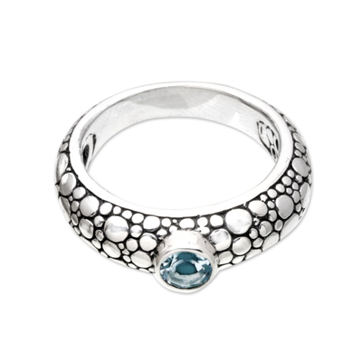 anillo de topacio azul con una sola piedra - Anillo de una sola piedra con una joya de topacio azul facetado de Bali