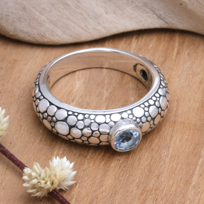 anillo de topacio azul con una sola piedra - Anillo de una sola piedra con una joya de topacio azul facetado de Bali
