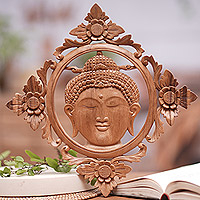 Holzwandpaneel, „Die Liebe der Weisen“ – Braunes handgeschnitztes Suar-Holzwandpaneel von Buddha