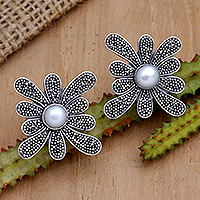 Aretes de perlas cultivadas - Aretes de botón floral moteado de plata esterlina con perlas