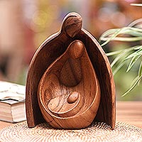 Escultura de madera, 'Abrazo familiar' - Escultura familiar de madera de Suar tallada a mano de Bali