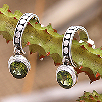 Pendientes de medio aro de peridoto, 'Green Cuddle' - Pendientes de medio aro de plata de ley con gemas de peridoto facetado
