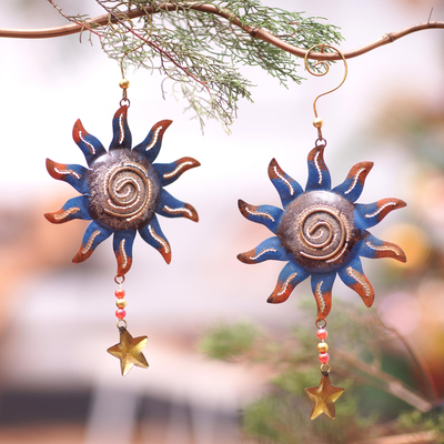 Ornamente aus Eisen, 'Strand-Sonnenuntergänge' (Paar) - Paar Sonne Eisen Weihnachtsschmuck handbemalt in Bali