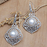 Pendientes colgantes de perlas cultivadas, 'Pearly Caresses' - Pendientes colgantes de plata de ley con perlas blancas de Bali