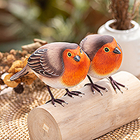 Estatuilla de madera, 'El mejor amigo de Robin' - Estatuilla de pájaro de madera de teca y suar tallada y pintada a mano