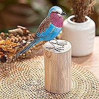 Estatuilla de madera, 'El pájaro azul oriental' - Estatuilla de pájaro de madera de teca y suar tallada y pintada a mano