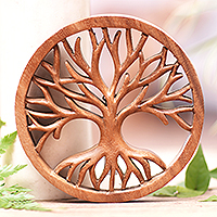 Holzreliefplatte „Abundance Paths“ – Reliefplatte aus poliertem Suar-Holz mit einem Baum in Braun