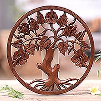Holzreliefplatte, „Hibiscus Charm“ – handgeschnitzte Suar-Holzreliefplatte eines Hibiskusbaums