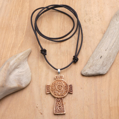 Halskette mit Lederanhängern, 'Kreuz der zwei Welten' - Lederschnur-Anhänger Halskette mit keltischem Kreuz