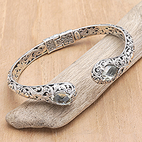 Manschettenarmband aus Prasiolith mit Goldakzent, „Ethereal Prosperity“ – Manschettenarmband aus 18-karätigem Gold mit Blumenmuster und Prasiolith-Edelsteinen