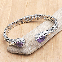 Manschettenarmband mit Amethyst und Goldakzent, „Purple Damsel“ – Balinesisches Manschettenarmband aus 18-karätigem Gold mit Amethyst-Edelsteinen