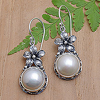 Ohrringe aus Zuchtperlen, „Pearly Frangipani“ – Frangipani-Ohrringe aus Sterlingsilber mit weißen Perlen